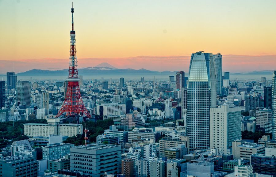 東京タワーと富士山を望む東京の夕景