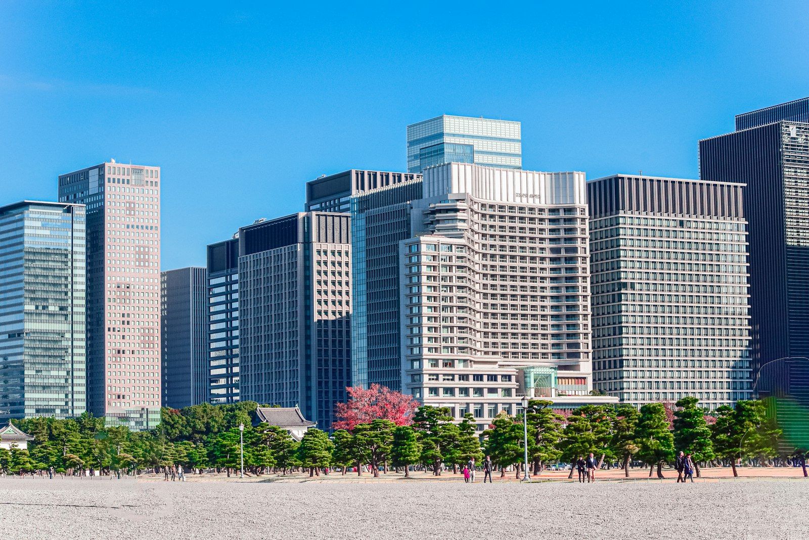 晴れた日の東京・丸の内のオフィス街